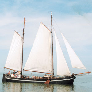 zeilen op IJsselmeer of Waddenzee met de tweemastklipperaak Anna Catharina vanuit Zoutkamp