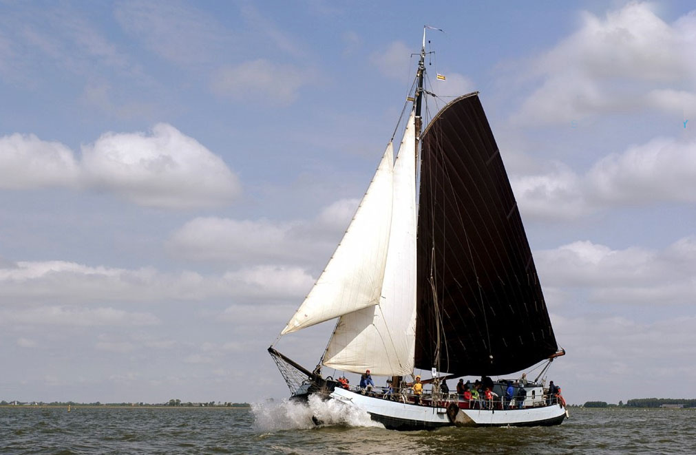 zeilen op IJsselmeer of Waddenzee met de tjalk Emma vanuit Lemmer