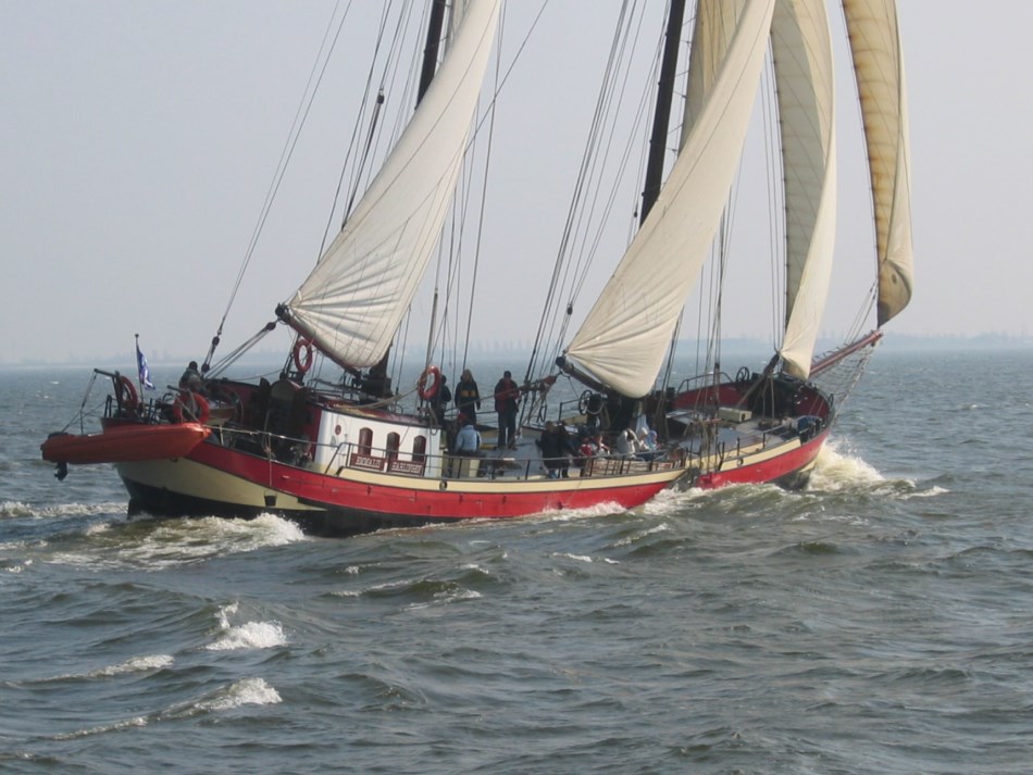 zeilen op IJsselmeer of Waddenzee met de tweemastklipper Emmalis vanuit Harlingen