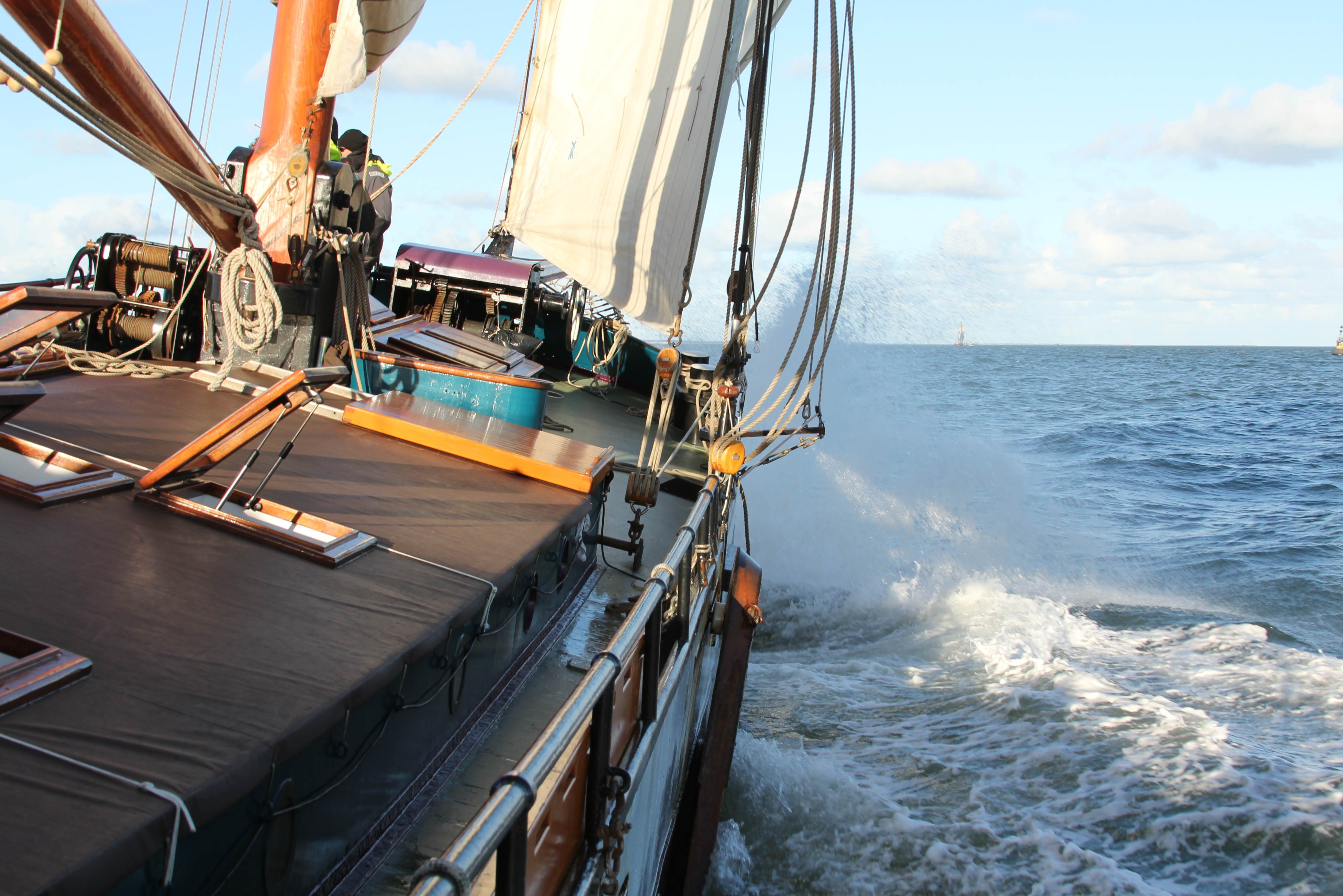 zeilen op IJsselmeer of Waddenzee met de eenmasttjalk Hollandia vanuit Stavoren