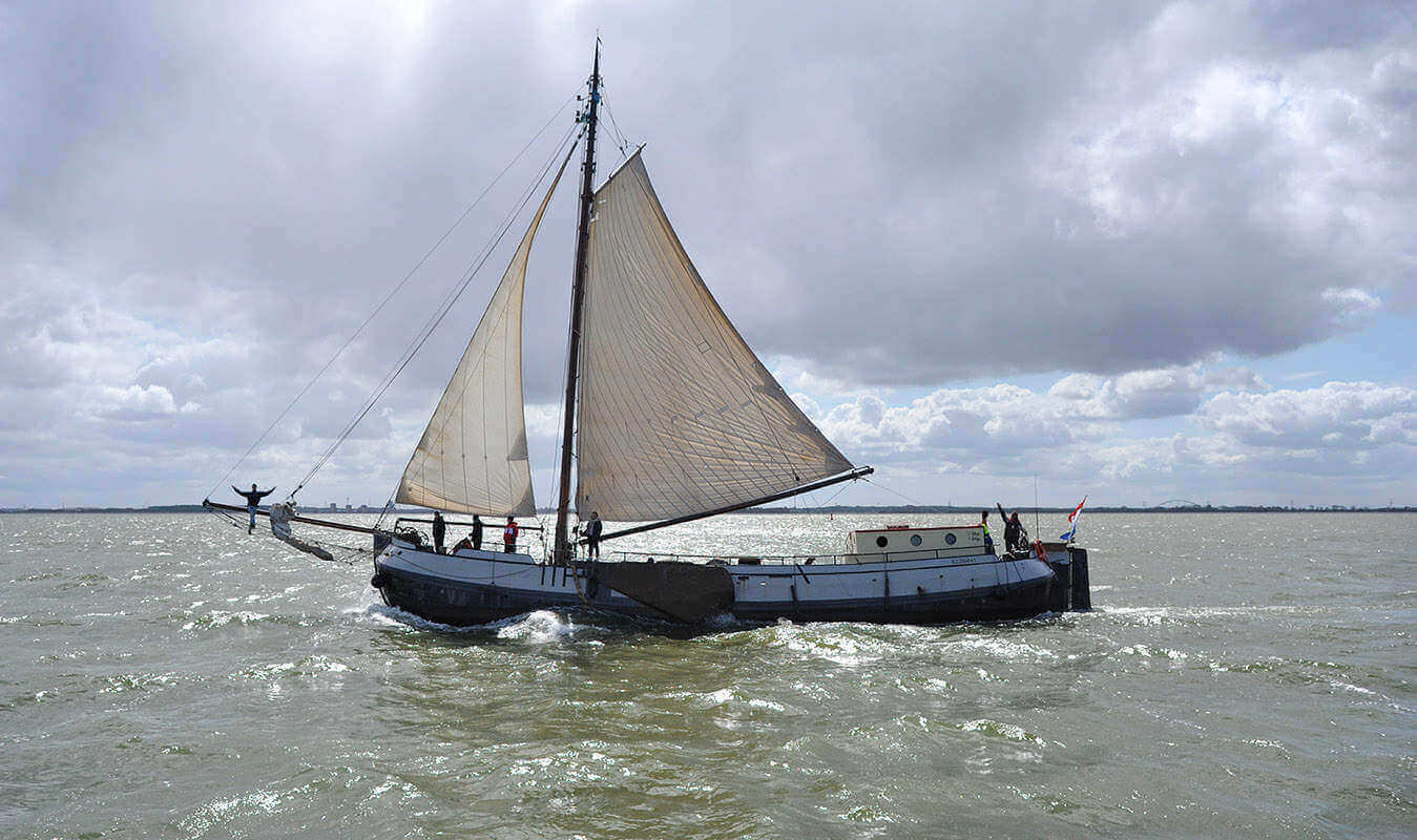 zeilen op IJsselmeer of Waddenzee met de tjalk Liberté vanuit Muiden