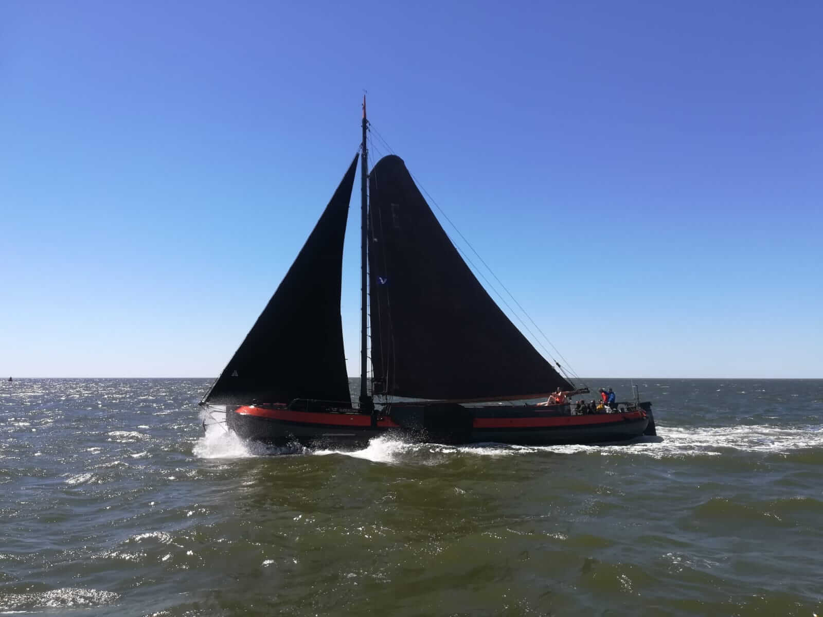zeilen op IJsselmeer of Waddenzee met de eenmasttjalk Ouderzorg vanuit Harlingen