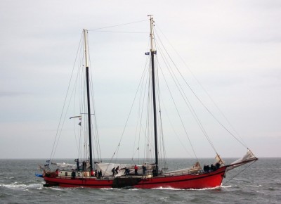 zeilen op IJsselmeer of Waddenzee met de tweemastklipper Rode Swan vanuit Harlingen