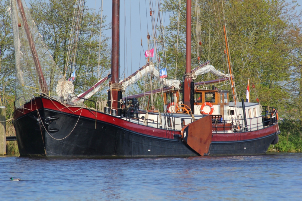 zeilen op IJsselmeer of Waddenzee met de tweemastklipper Samenwerking vanuit Stavoren