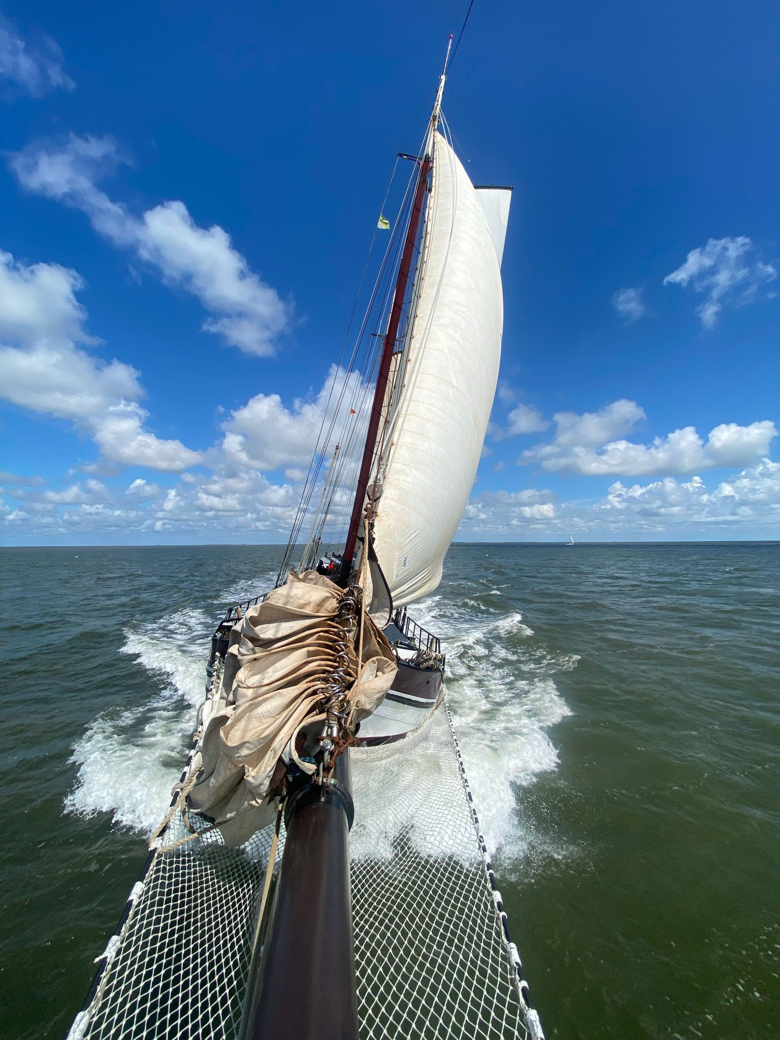 zeilen op IJsselmeer of Waddenzee met de tweemastklipper Vliegende Draeck vanuit Harlingen