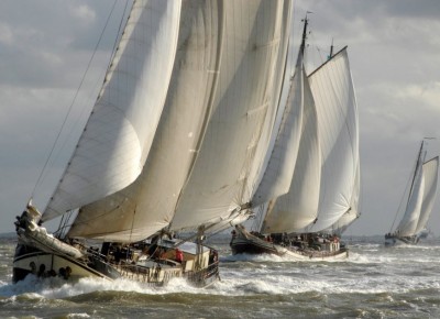 zeilen op IJsselmeer of Waddenzee met de tweemastklipper Vliegende Draeck vanuit Harlingen