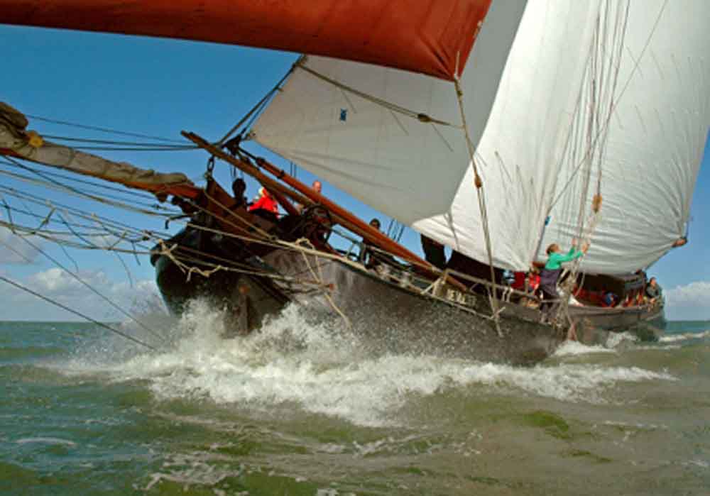 zeilen op IJsselmeer of Waddenzee met de tjalk Vlieter vanuit Makkum