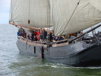 zeilen op IJsselmeer of Waddenzee met de tjalk Vlieter vanuit Makkum