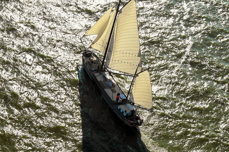 zeilen op IJsselmeer of Waddenzee met de tweemastklipper Vrijheid vanuit Monnickendam