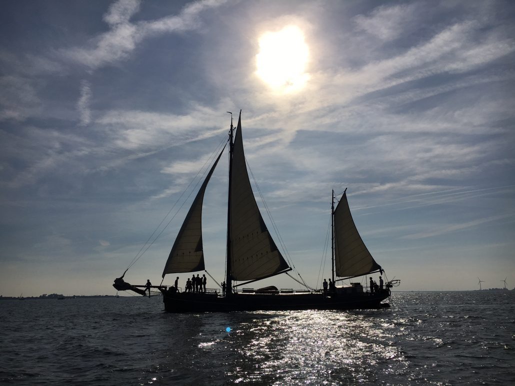 zeilen op IJsselmeer of Waddenzee met de tweemastklipper Vrijheid vanuit Monnickendam